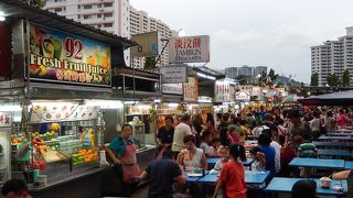 庶民の熱気が渦巻く屋台街