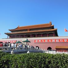 毛沢東の肖像画が、また国章がみえます。