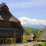 茅葺民家と富士山が楽しめます。