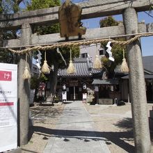脇に大きな看板がある鳥居