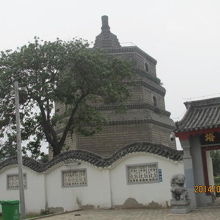 向いは繁塔が見える。