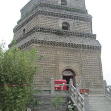 現在は３層の塔身に７段の小塔のみが残っています