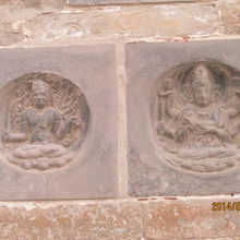 一つ一つのレンガには仏さの姿が彫られています。