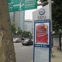 空港行の直行バス乗り場は、信号を渡り大通り反対側。