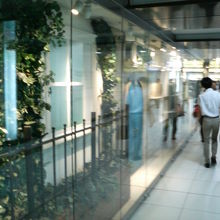 窓や植え込みなど、洒落たオブジェもあります。