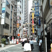 三角形の「西一番街」という看板が目印です。