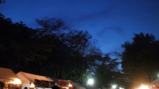 大学祭りで賑わうキャンパス