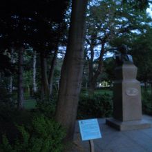 夜のクラーク博士の胸像