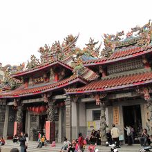 通りの奥にある信仰の廟