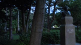 大学祭りでにぎわうクラーク像周辺