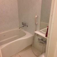 広さはマンションのお風呂ぐらいかな？洗い場が付いています。