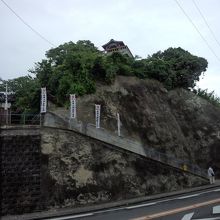 向かって左側が泉蔵院、右上が展望台