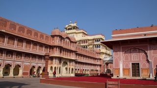 ピンク色に染められた宮殿