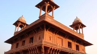 アグラの赤い城、ムガル帝国第3代皇帝アクバルの夢の跡