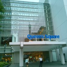 クイーンズスクエア入口