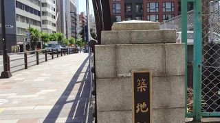 首都高速と交差する橋です