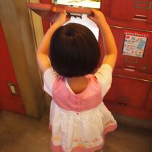 中身をチェーック！幼児って、こういう動きが大好きですよね!？