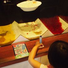 マグネットペンでクイズ回答を確認しつつ歩くのも楽しいらしい。