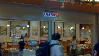 横に長いパン屋さん