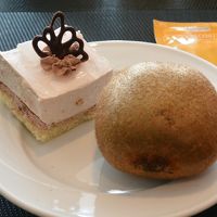 ミニケーキが毎日数種類。果物もある。右のはキウイ。