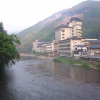 川の中につっくられた温泉が最高でした。