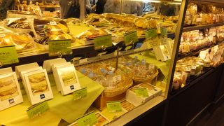 パンを買い求める人でいっぱい