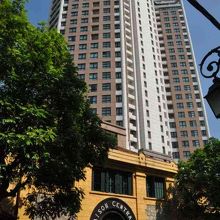 一帯は開発され、収容所の一部を残して高層ビルが後ろにあった