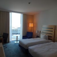 客室は窓が大きく開放的