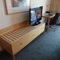 大きなトランクを広げるスペース　テレビはサムソン（残念）