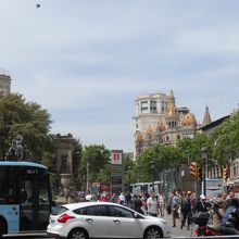 水色のバスが空港バス。かなりの頻度で見かけます。
