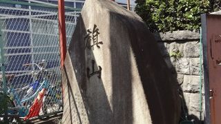 水神社の脇にあります