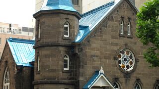 ビルに囲まれた小さな素敵な教会～☆＊彡。・～♡