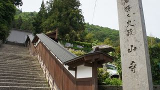 行きは石段、帰りは滑り台