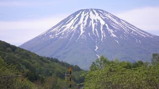 まっすぐな道路の向こうの羊蹄山