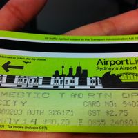 市内への電車代、エアポートリンクは往復30A$（3000円）