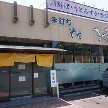 伊豆高原駅から徒歩10分ほど。駐車場も広いです。