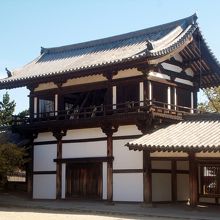 国宝、鐘楼と回廊。