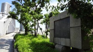 橋のたもとにあります