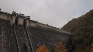 ダムを見上げられる