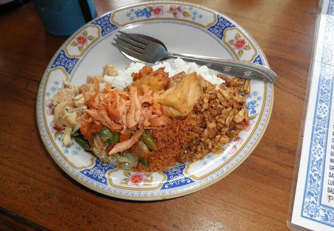 可愛い子犬もいますね　Warung Nasi