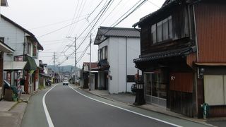 古い建物が残っている、旧街道です