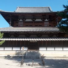 正面からの入母屋造本瓦葺二層の金堂全景。