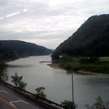 幅の広い川面が電車からもよく見えます。