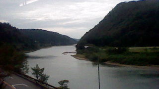 陸羽西線に沿って流れる、屋形船も見える川