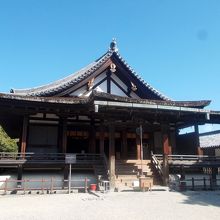 切妻造本瓦葺妻入の聖霊院全景。