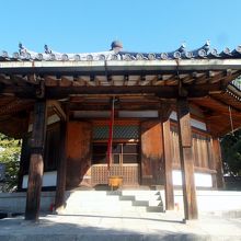 正面からの西円堂の眺め。峰薬師の木札がありました。