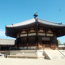 回廊南西部からの夢殿の眺め。