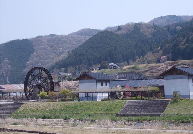 巨大な親子孫水車が圧巻