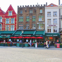 茶色の建物で壁に１６２１と表示されているのがお店です。