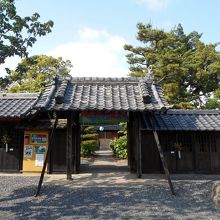 外塀付の山門と寺標。